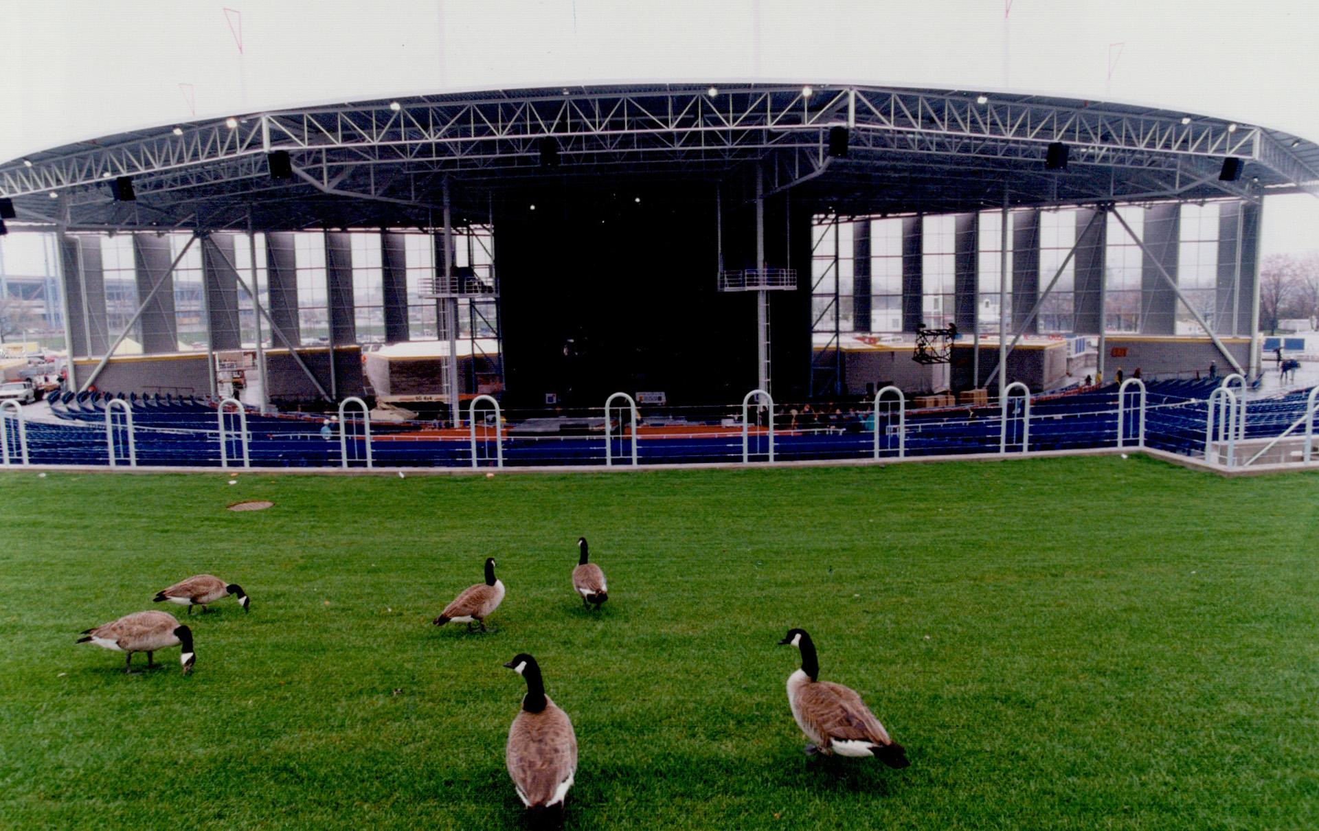 molson-amphitheatre-under-construction-just-before-opening-all