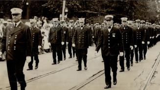 Fire-fighters carried to last resting place, In (1) is shown a small portion of the thousands of citizens who lined the streets yesterday to pay their(...)
