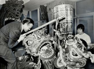 The year of the tiger for Metro's Chinese community is ushered in by a lion dance yesterday at the University Settlement House with Alderman Ying Hope(...)
