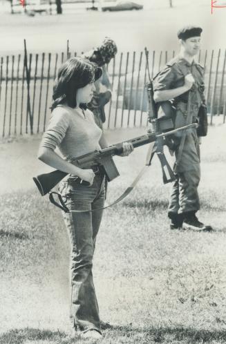 A student of gun control. In the eight-week militia training course for students at Fort York Armory 16-year-old Farida Jones carries a rifle with her(...)