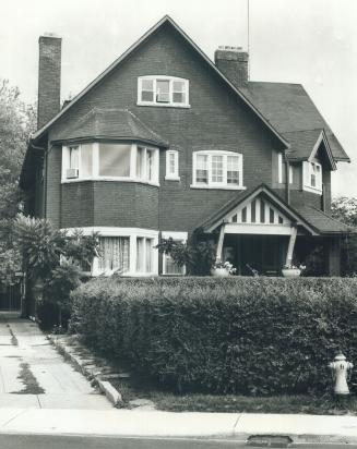 Major figure in Canadian national and international affairs, Newton Wesley Rowell lived in this house at 134 Crescent Rd. He was a politician, judge and leading supporter of the League of Nations