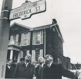 Muddy York in back. A special street sign designating the area as part of the original Town of York was unveiled at Adelaide St. E. and Frederick St. (...)