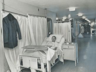 A bed in a corridor at Northwestern General Hospital is the only space that has been available for days for patient Edward Saddle, due to desperate ov(...)