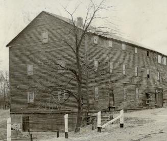 For 115 years this old mill, built of pine hewed from the bush around, has served farmers near the junction of Steele's Ave. and the Don river. Silt c(...)