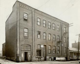 Old landmark passes. Above is a photograph of 118-124 Duke St., a well-known downtown landmark, formerly owned by the Davidson Contracting Co., which (...)