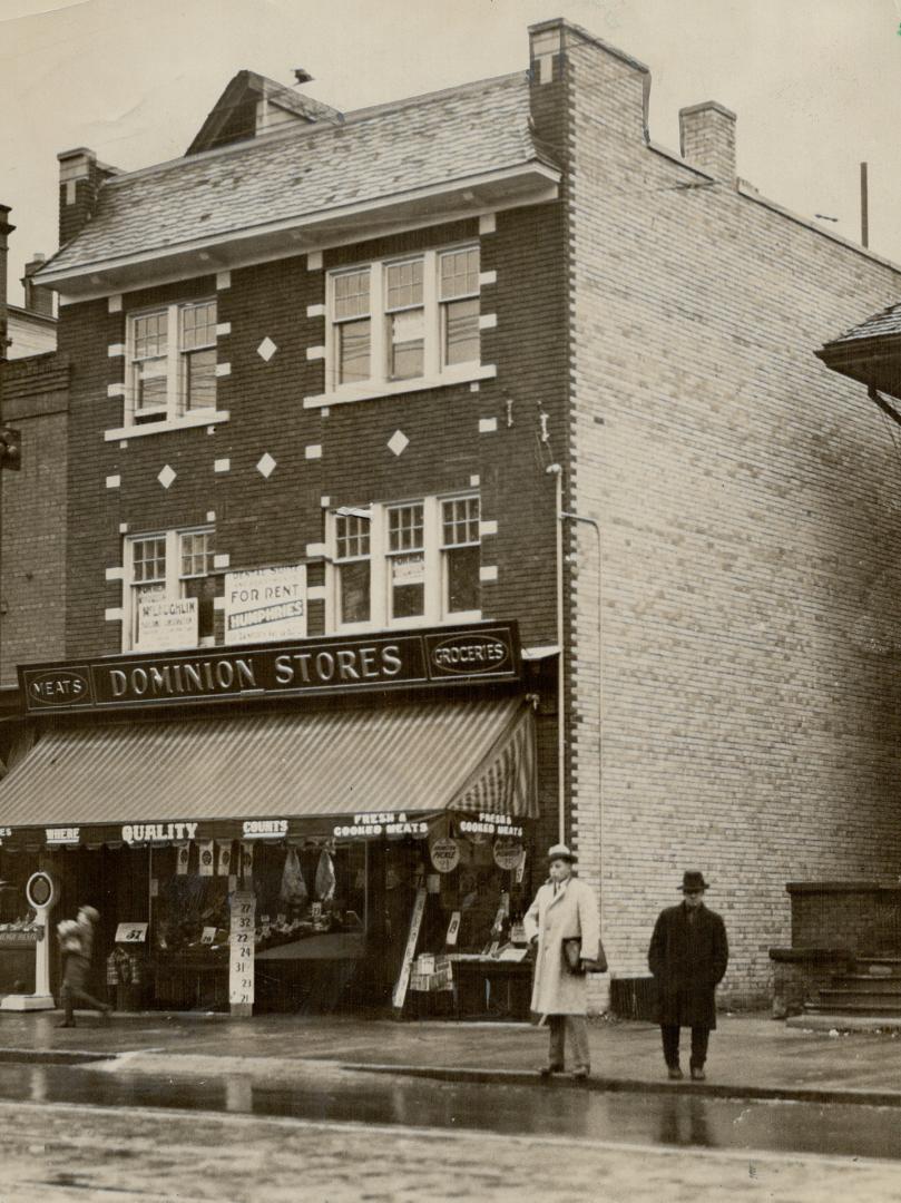 322 Bloor St. W. Sold. Above is a photograph of 322 Bloor St. W., which for ten years was used as a branch office by the Bank of Montreal. It has been(...)