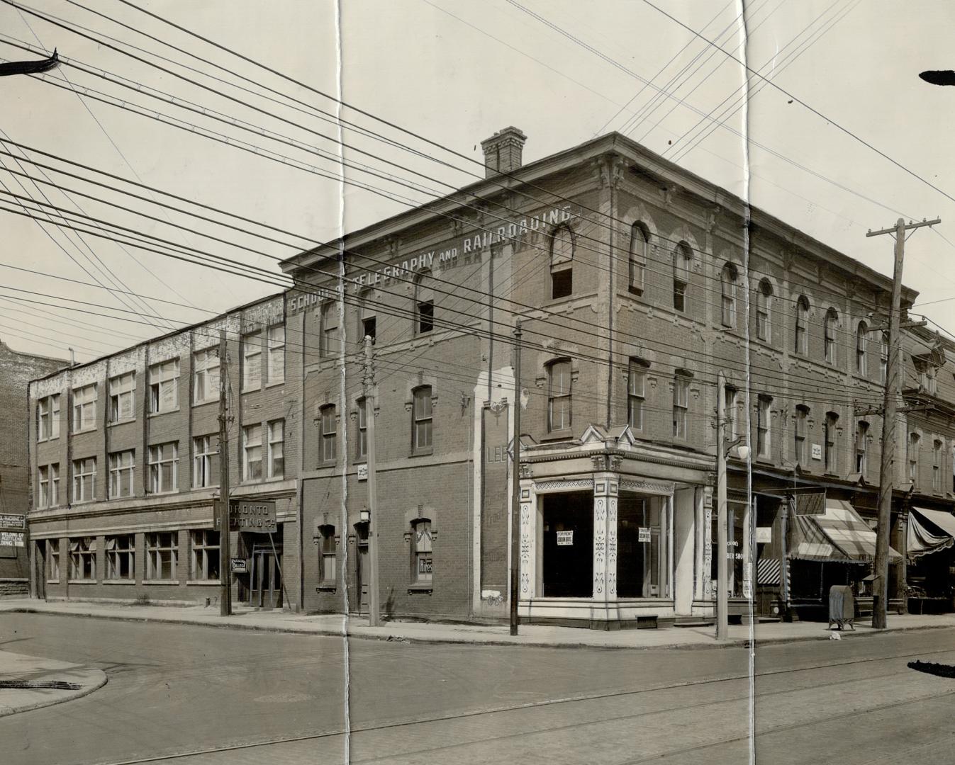 Yonge-breadalbane corner sold. The north-west corner of Yonge and Breadalbane Sts. is shown above. It has been sold through the real estate department(...)