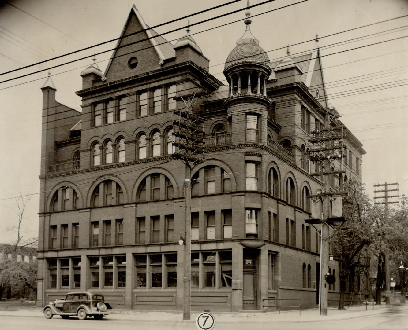 1893 the building at College St