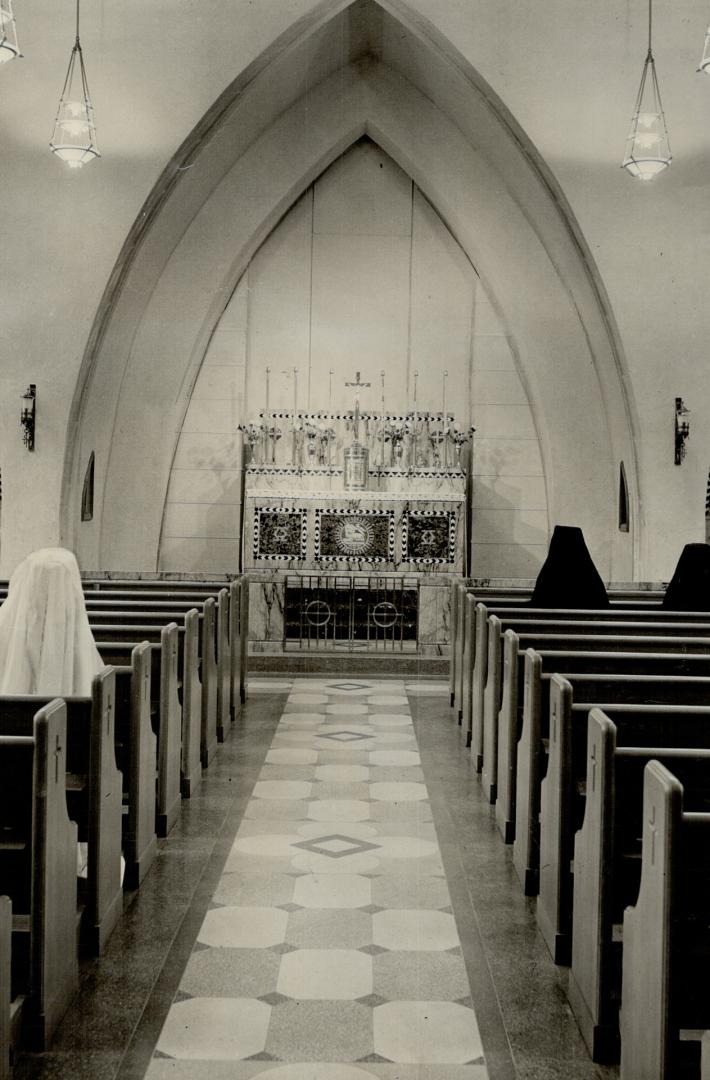 St. Michael's hospital. The soul as well as the body is proveded for by the beautiful new chapel the soul (2), in which some of the sisters are seen k(...)