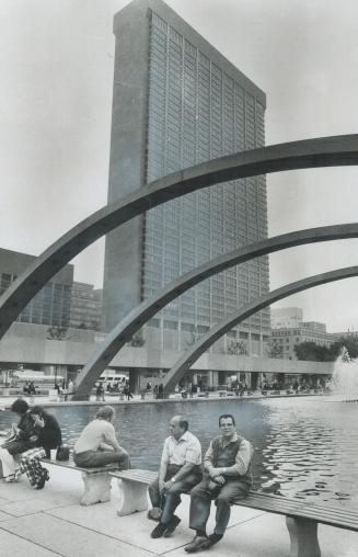 Born in controversy because of its location across from Toronto's City Hall, the Four Seasons Sheraton Hotel has had one problem after another since i(...)