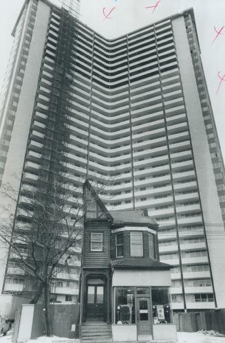 A homeowner holds out. Lone House crouches on Parliament St. before highrise St. James Town, guarded by owner who's turned down $45,000 for it. Family(...)