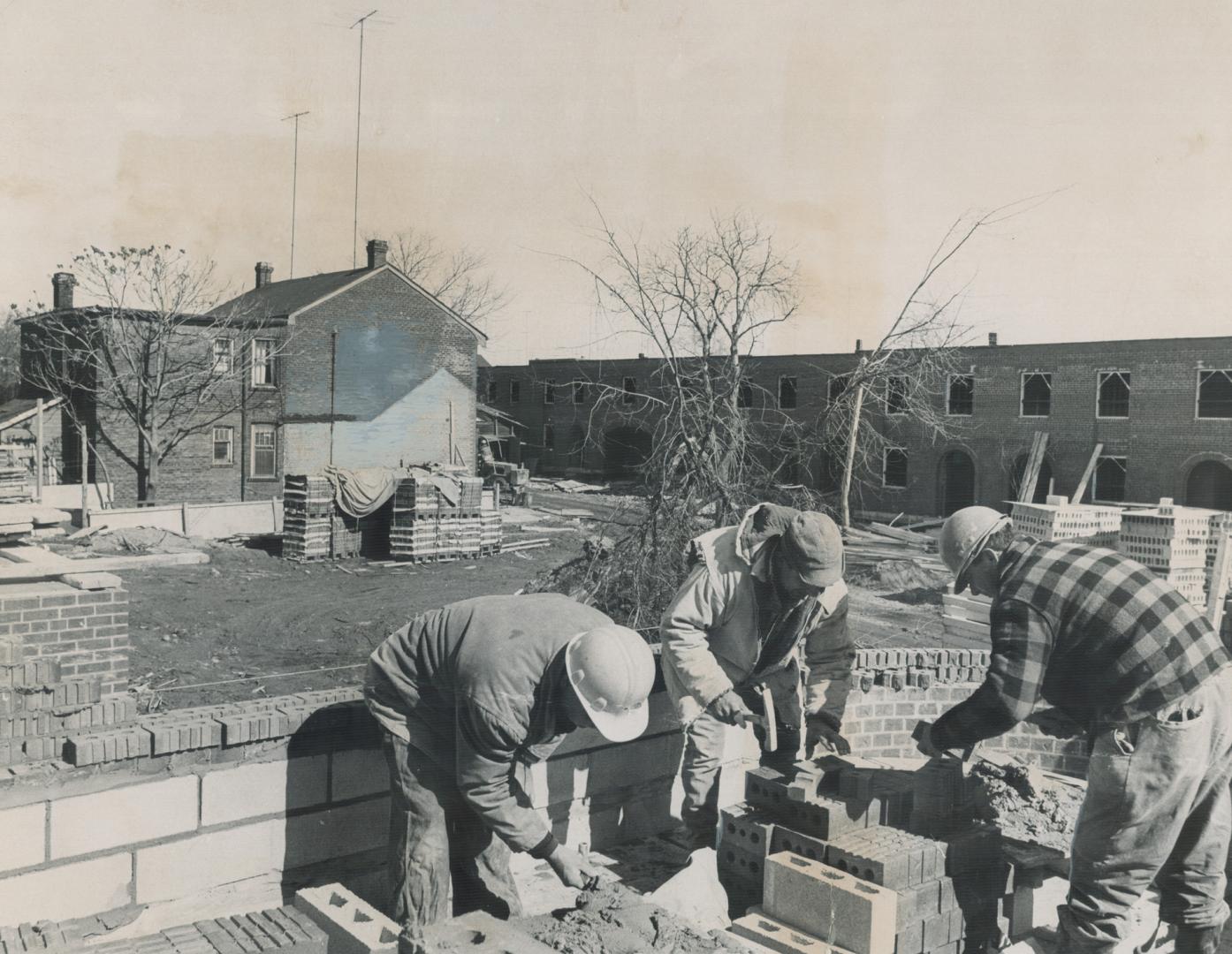still holding out against expropriation of her Don Mount house, which stands untouched amid new construction all round it, Mrs. Dorothy Graham said to(...)