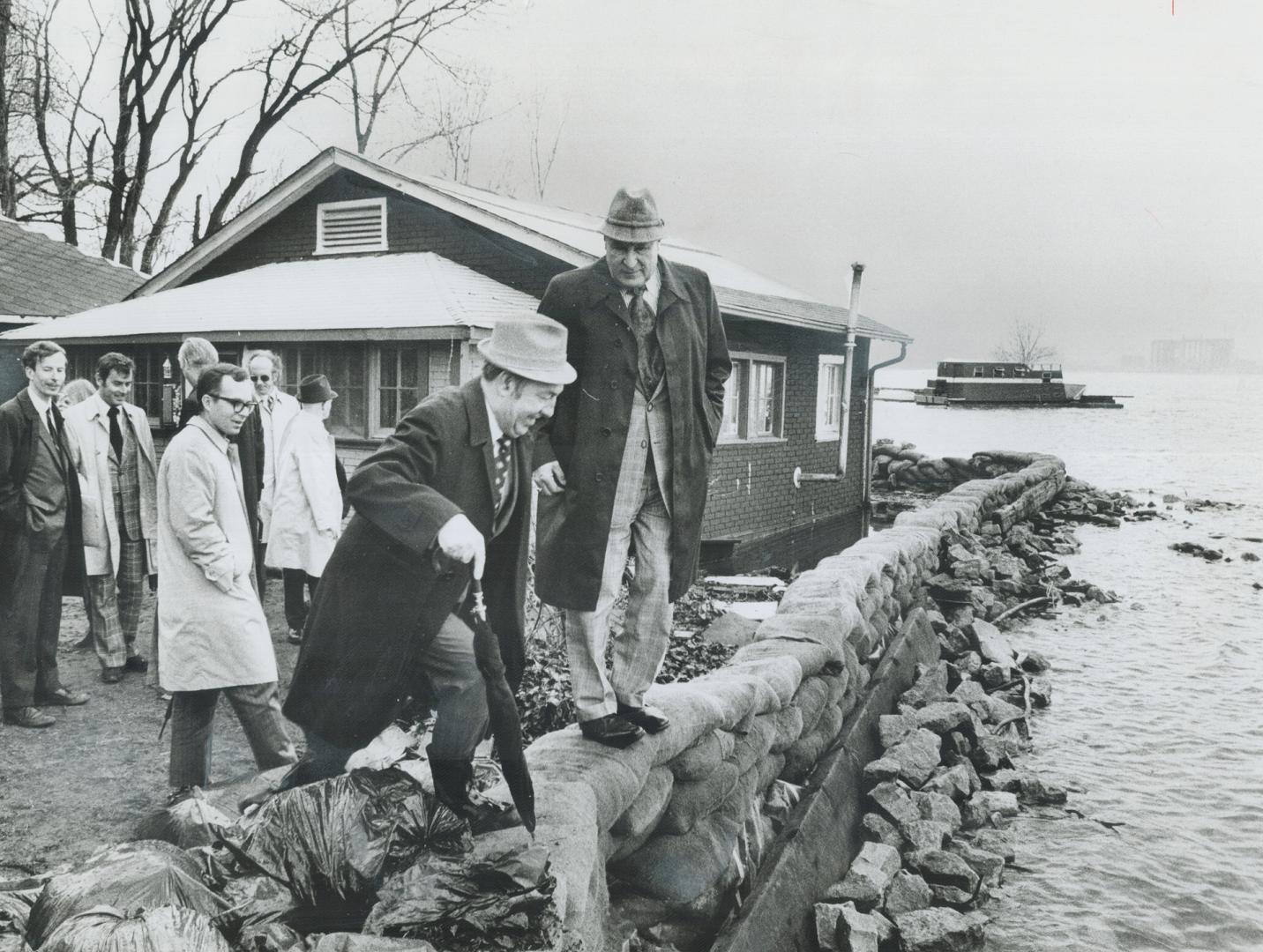 Alderman Fred Beavis, the chairman of Metro Parks committee, tests a sandbag dike on Ward's Island today during a tour by his committee and others to (...)