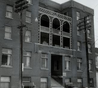 Generations will mix as famlies with young childrn find emergency shelter in top floors of former soldiers' club where veterans still live in first tw(...)