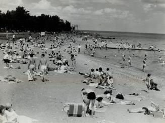 Crowded beach is on the lake side of Centre Island, a popular spot as Toronto's thousands sought cooling breezes and water as they enjoyed the line, h(...)