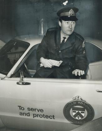 Answering a call in Metro police's 14th division, Constable Dick Dewhirst (left) jumps out of his patrol car with notebook in hand. His successor on t(...)