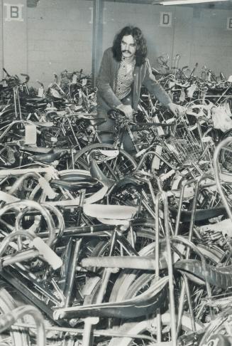 It's wall-to-wall bicycles at the lost-and-found bureau of the Metro Toronto Police Force but Norman Butler doesn't find his own among the 200 stored (...)