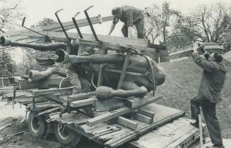 King Edward's mount arrives. Workmen start uncrating horse section of the 3-ton equestrian statue of King Edward VII, for mounting on a concrete base (...)