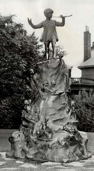 Peter Pan. Is it art? Estates. Iron deer, metal dogs, odd looking figures of unidentified persons and ornamental urns buried away in neglected lots ar(...)