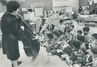 Ruth Budd of the Toronto Symphony yesterday drew an audience of children at Earlscourt Public School as she explained and played bass to them as part (...)