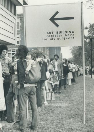 They're linging up to learn. About 280 persons, some of whom had been lined up since 11.30 a.m., waite dto register for Central Technical School's eve(...)