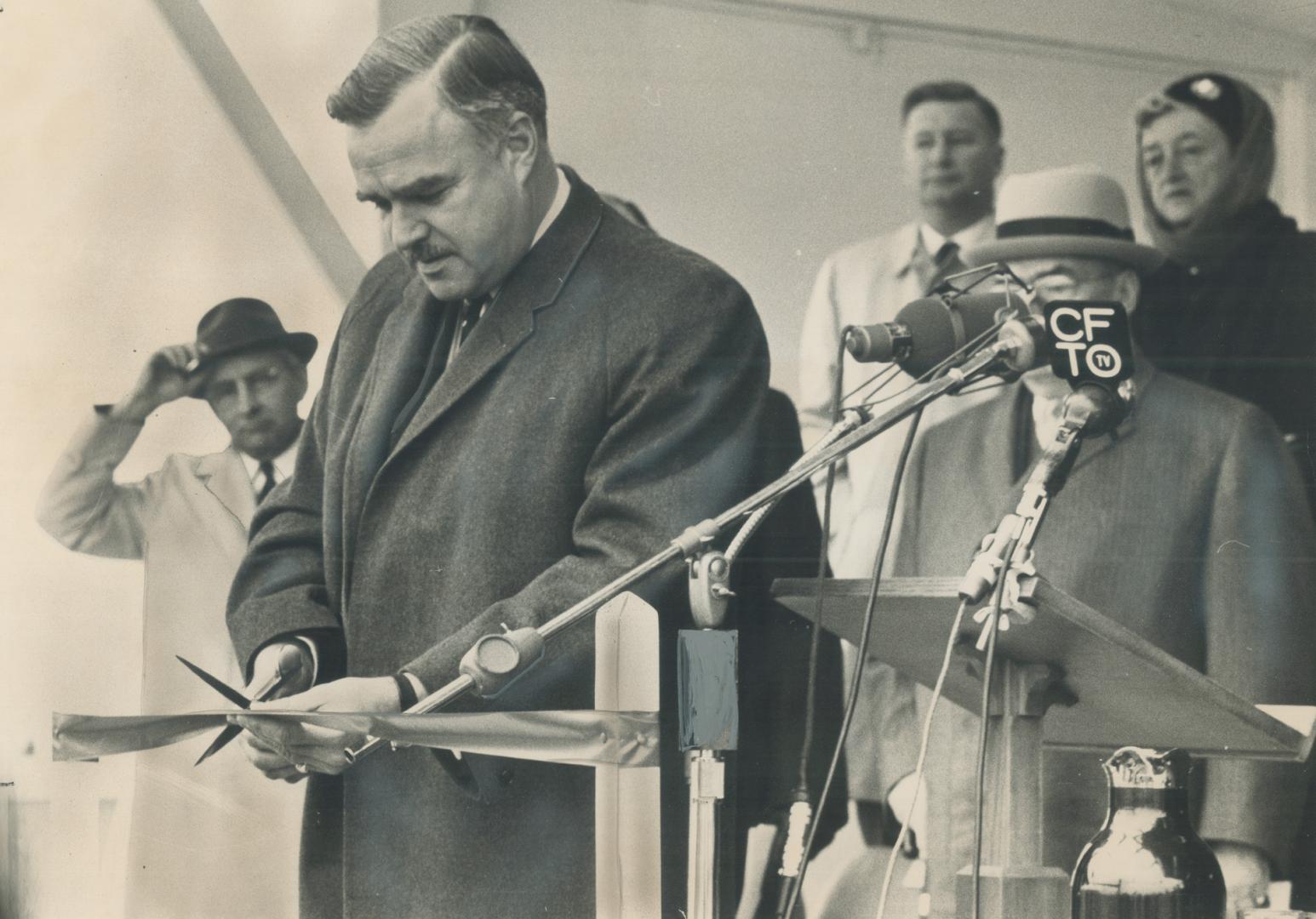 Snip go the scissors of Premier Robarts and the link between Gardiner Expressway and Don Valley Parkway is officially open. Hours later: parkway is jammed