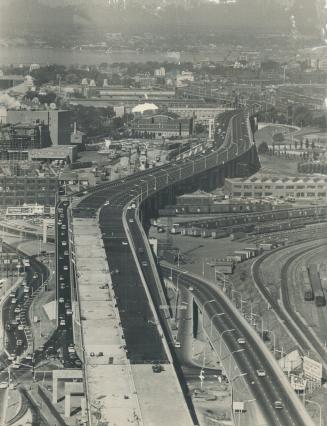 Expressway on stilts. Aerial view of the latest section of the Frederick Gardiner Expressway to open shows how it hurdles buildings and railway tracks(...)