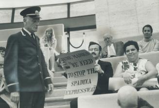 Spadina foes come to dead end. A guard orders a couple in the audience to roll up their anti-Spadina signs during the debate on whether or not to go a(...)