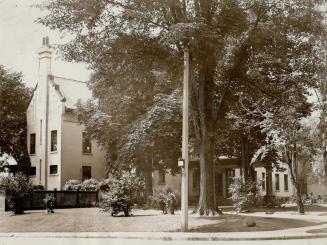 D. L. McCarthy's Elm avenue home scene of party. Following the King Edward hotel dance Saturday night his Royal Highness the Prince of Wales and his y(...)