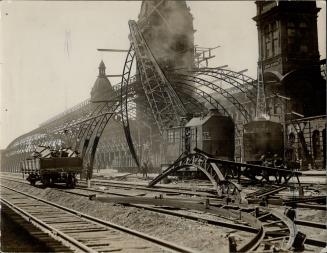 Train sheds at old Union St. Wrecking outfits armed with high-pressure steel girders, made a new record in wrecking the Union Station to make way for (...)