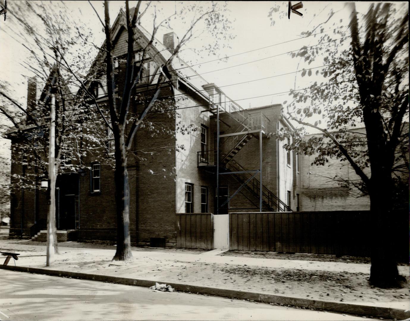 Newspaper Boys' House offered for refugees