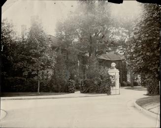 Mrs. Harry Ryric's Home 1 Highland ave sold to Mrs R.Y. Eaton