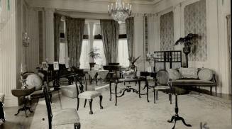 Stripped of furnishings when the government closed it down, Chorley Park's spacious rooms are now transformed into hospital wards. The Hospital for Si(...)
