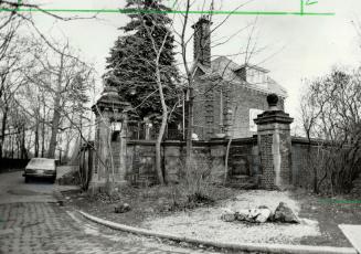 Plantation house? Here's mansion of wealthy Albert and Deborah White near Casa Loma where a court was told this week an illegal black immigrant worked as a virtual slave for seven months