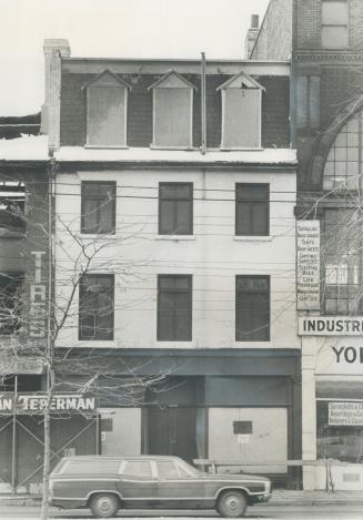 Council saves landmark. Toronto City Council yesterday overruled its executive committee and voted to restore, not demolish, this crumbling building a(...)