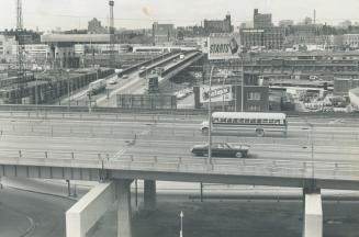 Spadina Ave.-now and 64 years ago. Toronto has expanded south as well as north, east and west in the past six decades. The view (bottom) of the south (...)