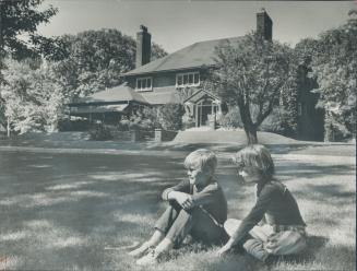Green grass to play on and shady trees to dream under are there for the children who live in Wychwood Park, 12 acres of natural beauty in the St. Clai(...)