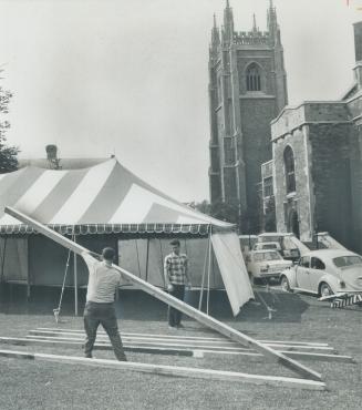 Stately Hart House at university of Toronto looks down on tent set up by students to protest the shortage and high prices of university housing. Demon(...)