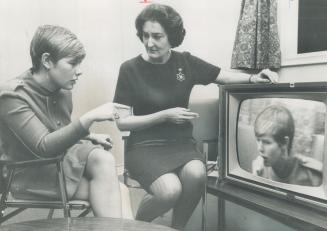 Watching a playback on videotape of her own actions and reactions during an experimental counselling session, a girl discusses with Dr. Edith Culvert (...)