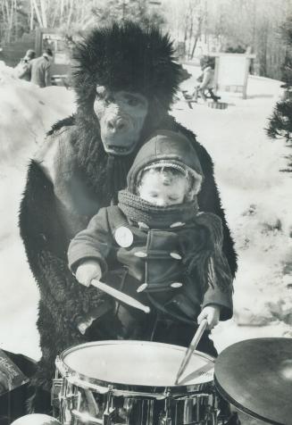 A real Jungle beat? No, the animals don't have to play for their supper at Metro Zoo, nor go to this extent to amuse visitors. Two-year-old Billy Sand(...)