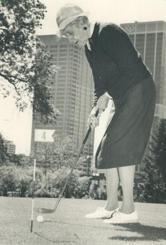 Shooting in high 90s. Gertrude Brown, 98, putts around in the balmy sunshine at Belmont House, a Toronto seniors home. Tomorrow's forecast calls for a(...)