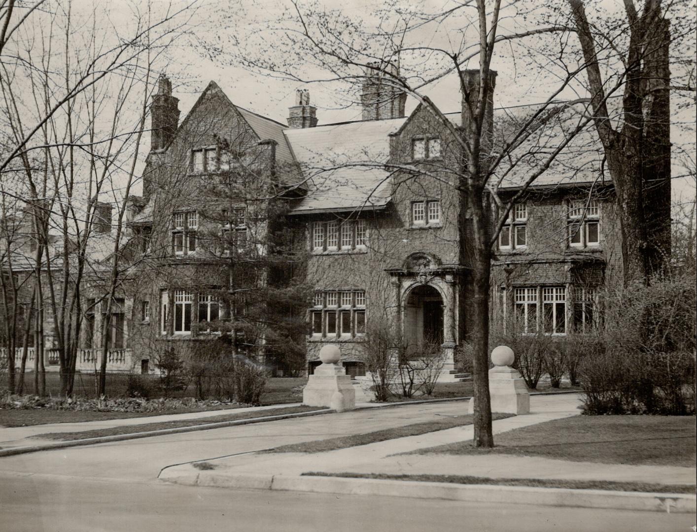 Mrs. E. R. Wood donates her town residence. Above is shown wymilwood, the own residence of Mrs. E. R. Wood, which has been donated by Mrs. Wood to Vic(...)