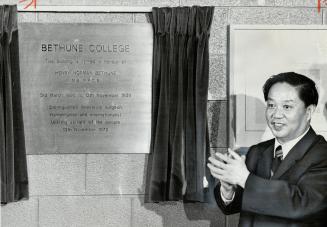 Bethune college opens at york. Officially opening Bethune College at York University yesterday, Shu Shih-min of the Chinese embassy in Ottawa claps af(...)