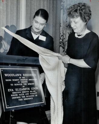 Eva coon plaque. Mrs. L. A. Philip unveils plaque at Woodlawn YWCA residence in memory of former Metro Y director (1939-56) who died last year. Mrs. M. N. Vuchnich watches