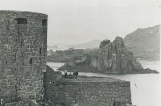 Cromwell's Castle, a tiny fort dating from the days of the civil war in Britain, squats by the water on Tresco in the Isles of Scilly off England's so(...)