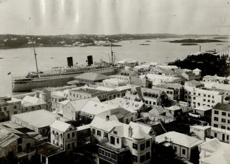 Hamilton harbor occupies a corner of the Great Sound of Bermuda which has been leased for 99 years by Britain to the United States for use as an air a(...)