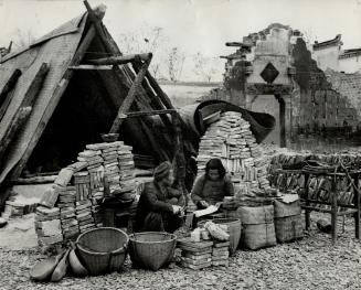 Business as usual is the apparent slogan of this Chinese family, photographed on the Hunan front