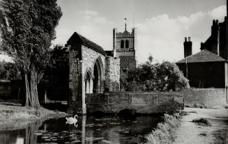 Built in 1060, before Harold, the last of the Saxons, lost life and throne, the well-preserved nave of Waltham Abbey is considered Britain's earliest (...)