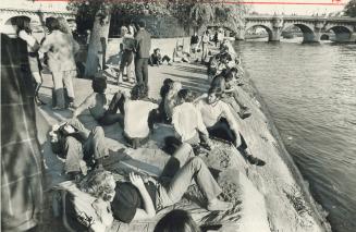 Young Travellers in Europe gather on the banks of the Seine River to gossip and exchange news as spring comes and the big exodus from North America ta(...)