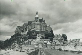 Mont St. Michel, is hard to overlook as you drive along the Emerald coast of Normandy and Brittany since the land around is flat and it rears up a sud(...)